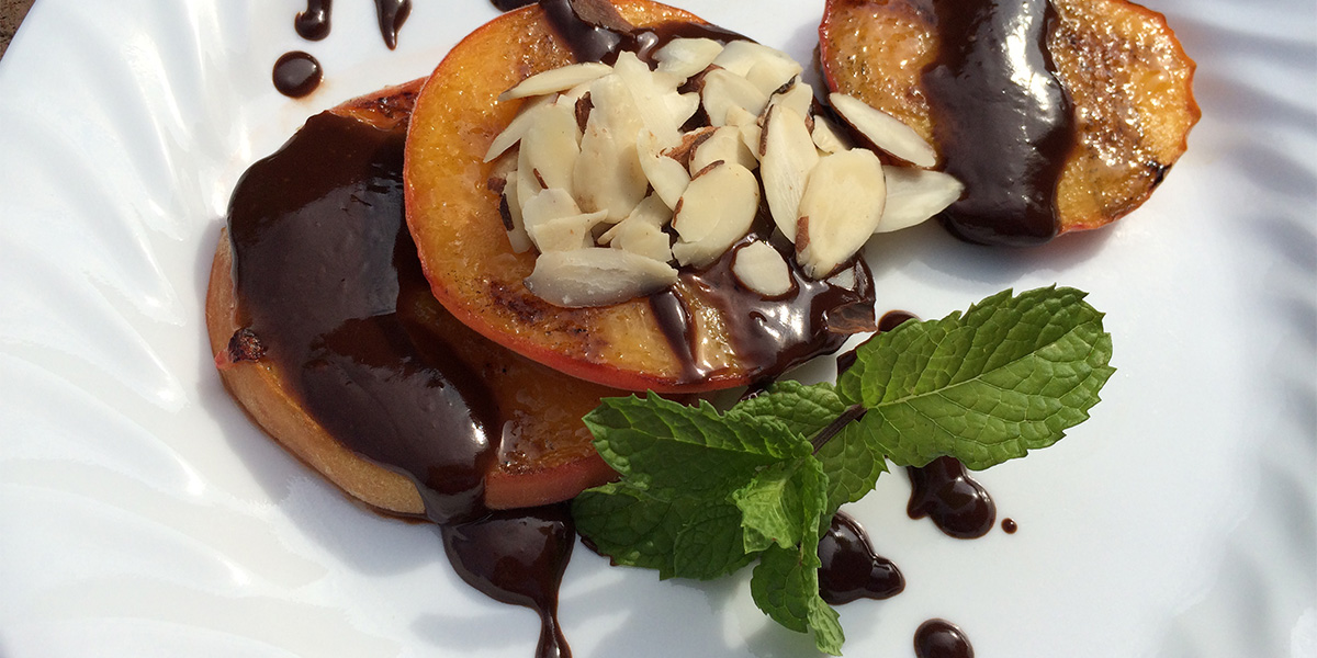 Grilled peaches with chocolate and almonds